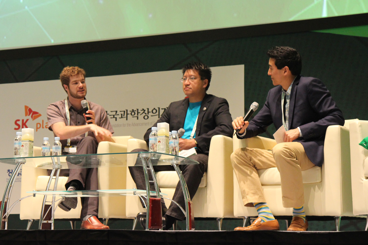 대한민국 대표 스타트업 컨퍼런스 비론치 2014년 페블 CEO 에릭 미기코브스키(왼쪽), 미스핏 CEO 소니 부(가운데), 메이필드펀드 팀 챙과 함께