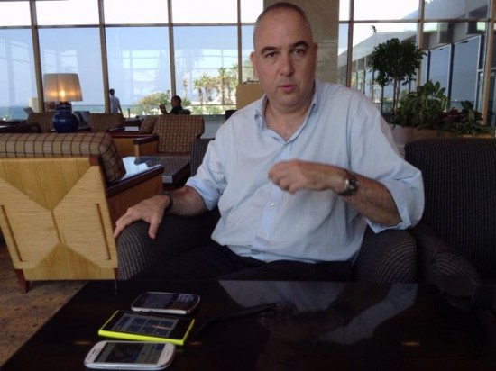 직접 자신의 휴대전화를 꺼내 마이뮤직클라우드를 보여주는 트라이플레이의 CEO 타미르 씨.